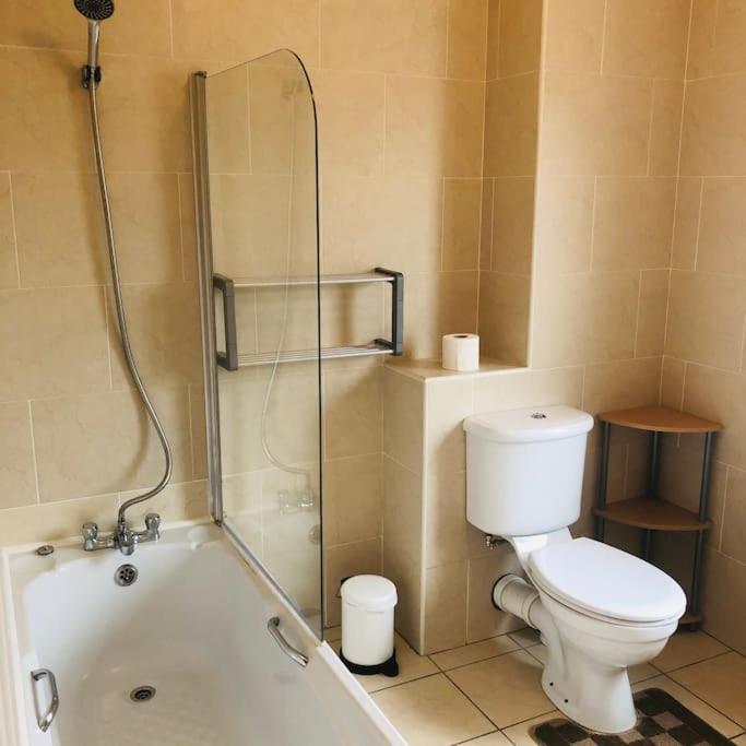 Вілла Townhouse Clifden: Located In The Heart Of Connemara Екстер'єр фото