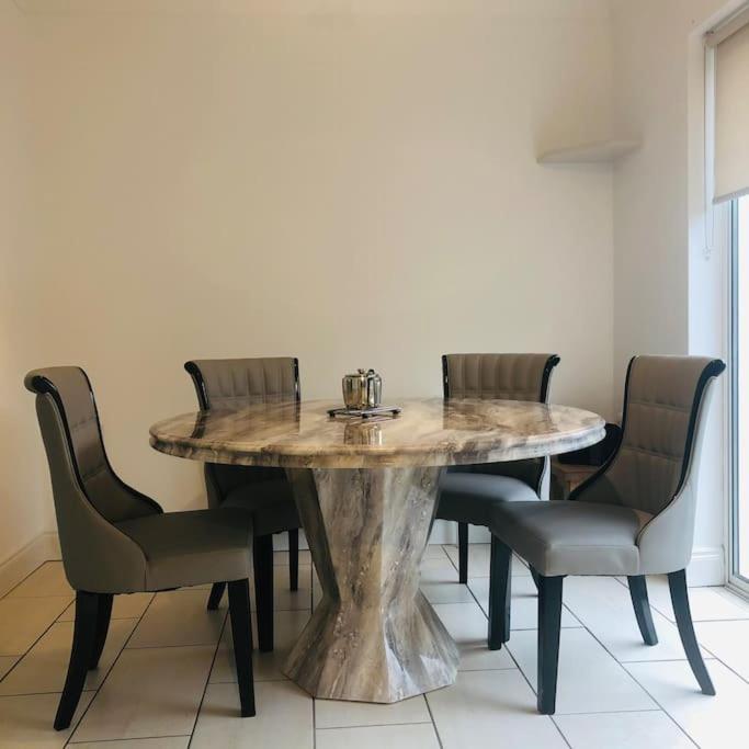Вілла Townhouse Clifden: Located In The Heart Of Connemara Екстер'єр фото