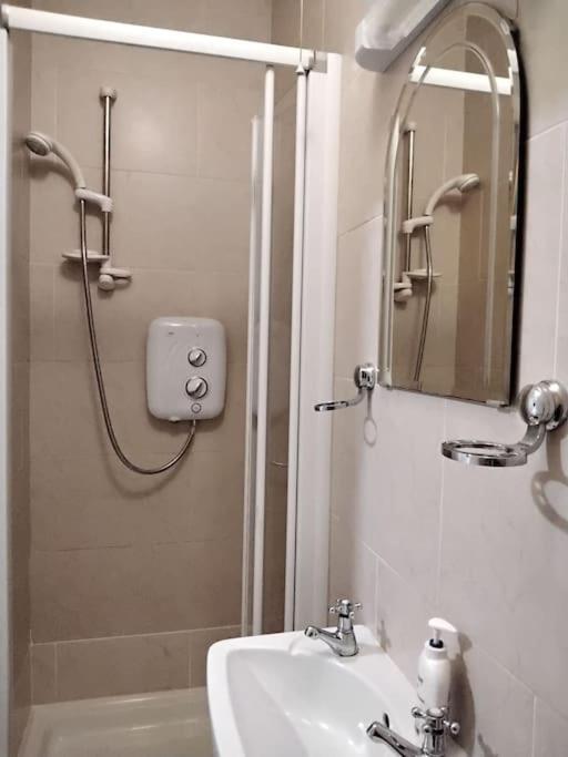 Вілла Townhouse Clifden: Located In The Heart Of Connemara Екстер'єр фото