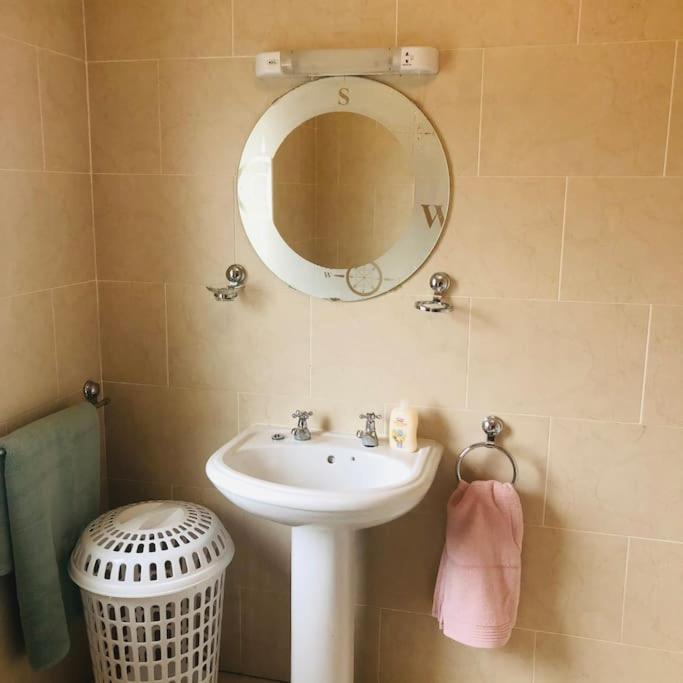 Вілла Townhouse Clifden: Located In The Heart Of Connemara Екстер'єр фото