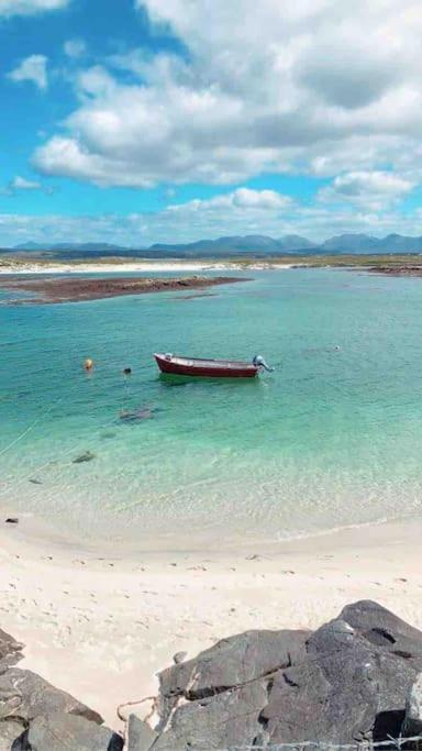 Вілла Townhouse Clifden: Located In The Heart Of Connemara Екстер'єр фото